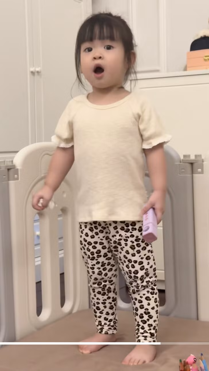 Nhiều người không khỏi ngỡ ngàng trước sự thay đổi của Titi. Nếu như trước đây bé được nhận xét giống hệt bà nội và bố doanh nhân thì nay, cô bé càng lớn càng bộc lộ nhiều nét giống mẹ Hoa hậu.