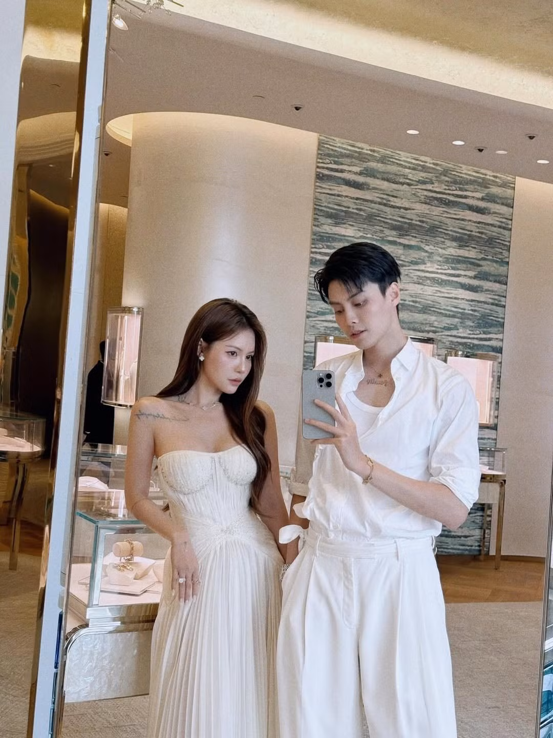 Phong cách thời trang của Lucie Nguyễn cũng là điểm cộng lớn. Cô theo đuổi hình ảnh trẻ trung, năng động nhưng vẫn giữ được nét thanh lịch.