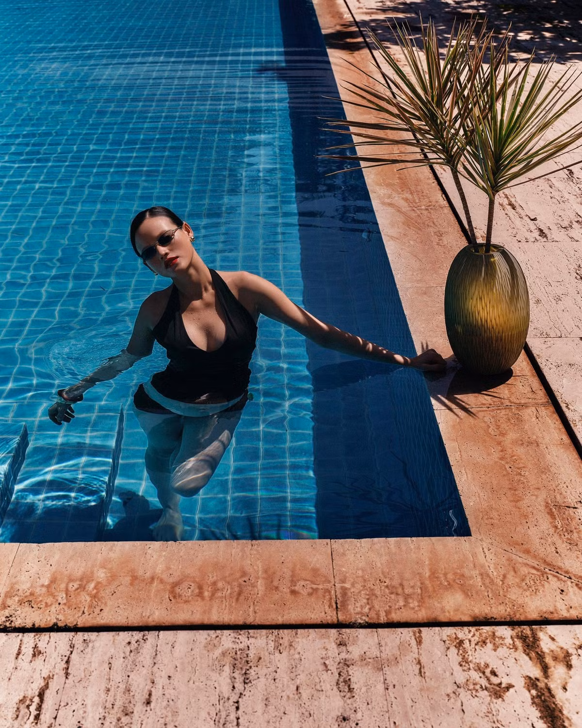 Thần thái tươi tắn, phong cách thời trang hiện đại càng khiến cô nổi bật và nhận được nhiều lời khen ngợi từ người hâm mộ.