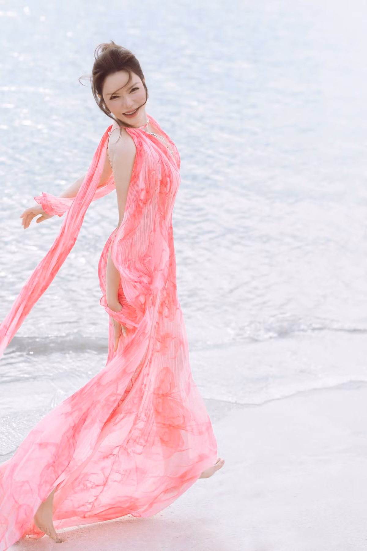 Diễn viên diện bộ cánh thướt tha, thiết kế xẻ vạt cao, hở trọn lưng trần, dạo chơi trên bãi biển. Ảnh: FB Ly Nha Ky