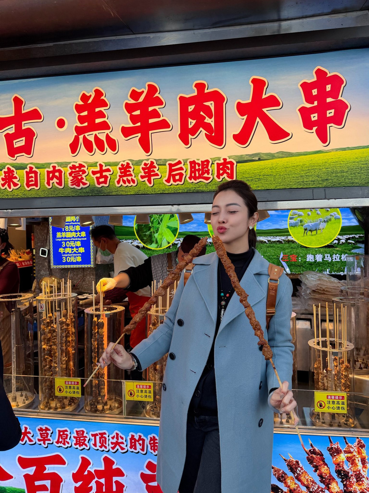 Tại Thượng Hải – thành phố hiện đại và sôi động bậc nhất Trung Quốc, cặp đôi tranh thủ dạo phố, chụp ảnh lưu lại những khoảnh khắc nhẹ nhàng nhưng đầy ngọt ngào.