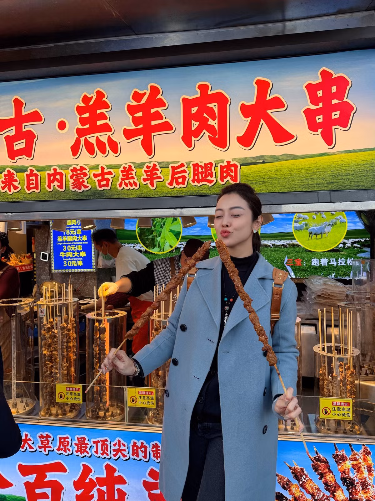 Tại Thượng Hải – thành phố hiện đại và sôi động bậc nhất Trung Quốc, cặp đôi tranh thủ dạo phố, chụp ảnh lưu lại những khoảnh khắc nhẹ nhàng nhưng đầy ngọt ngào.