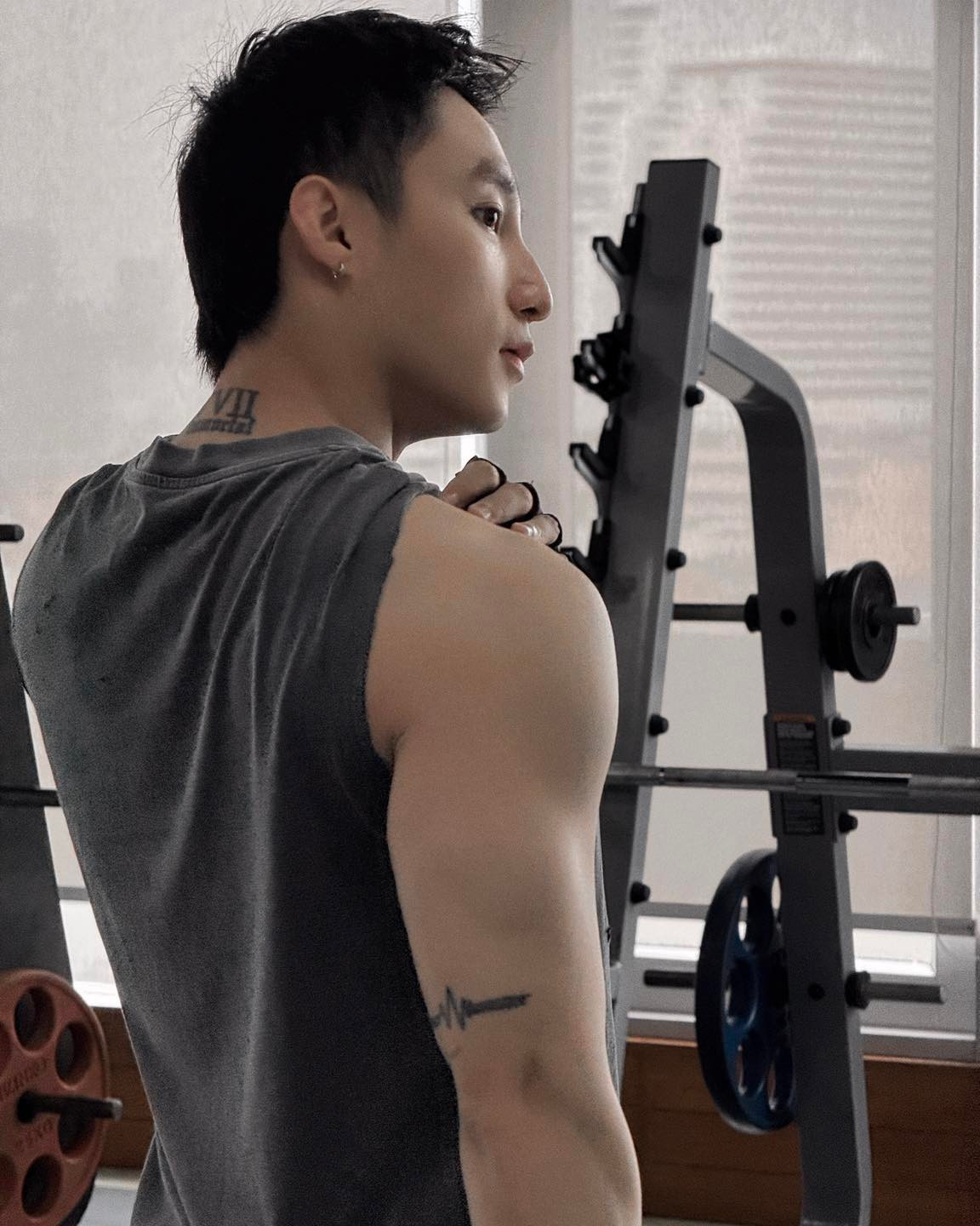 Tin tức sao Việt 18/5: Sơn Tùng M-TP khoe cơ bắp ở phòng gym. Ảnh: FB M-TP