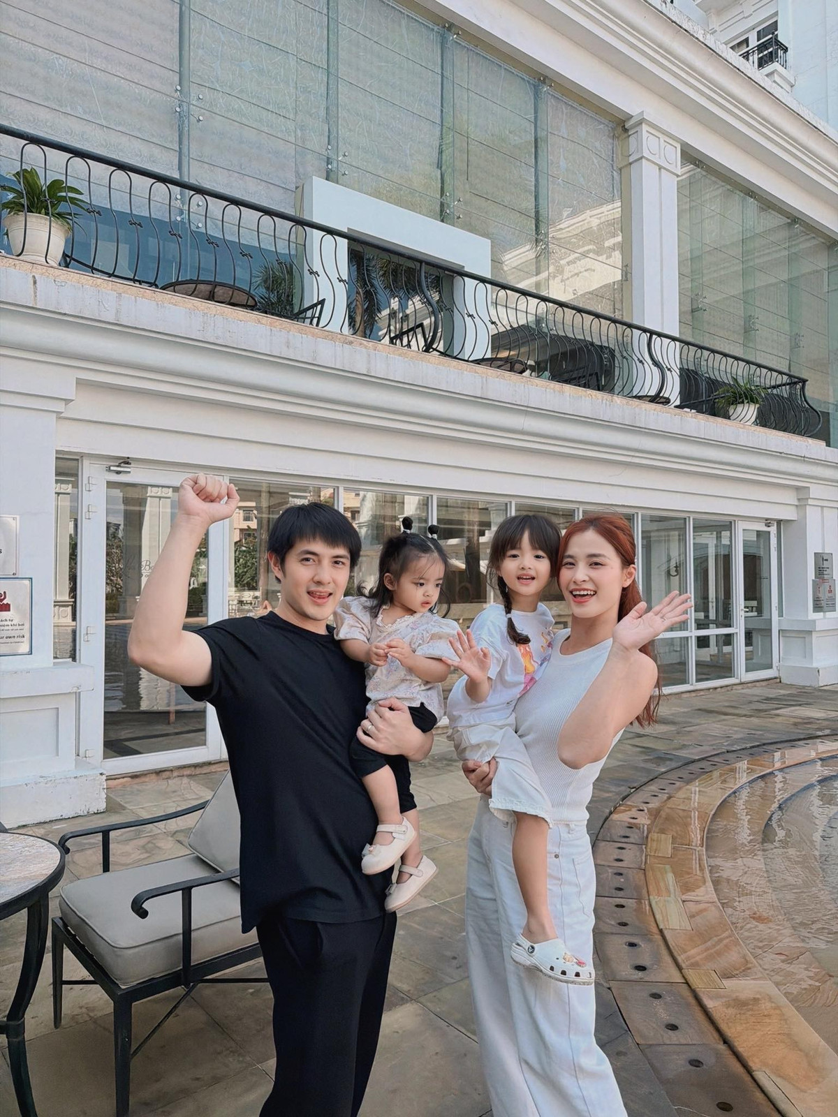 Ca sĩ Đông Nhi đưa hai con gái đi chơi, mừng sinh nhật ông xã Ông Cao Thắng. Ảnh: FB Ông Cao Thắng