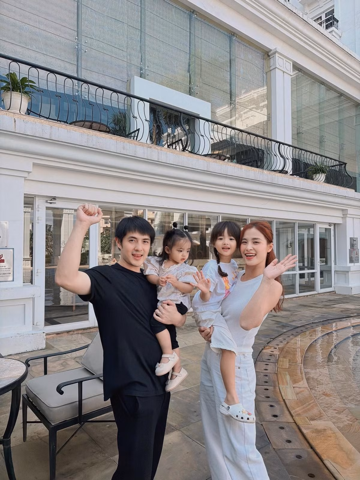 Ca sĩ Đông Nhi đưa hai con gái đi chơi, mừng sinh nhật ông xã Ông Cao Thắng. Ảnh: FB Ông Cao Thắng