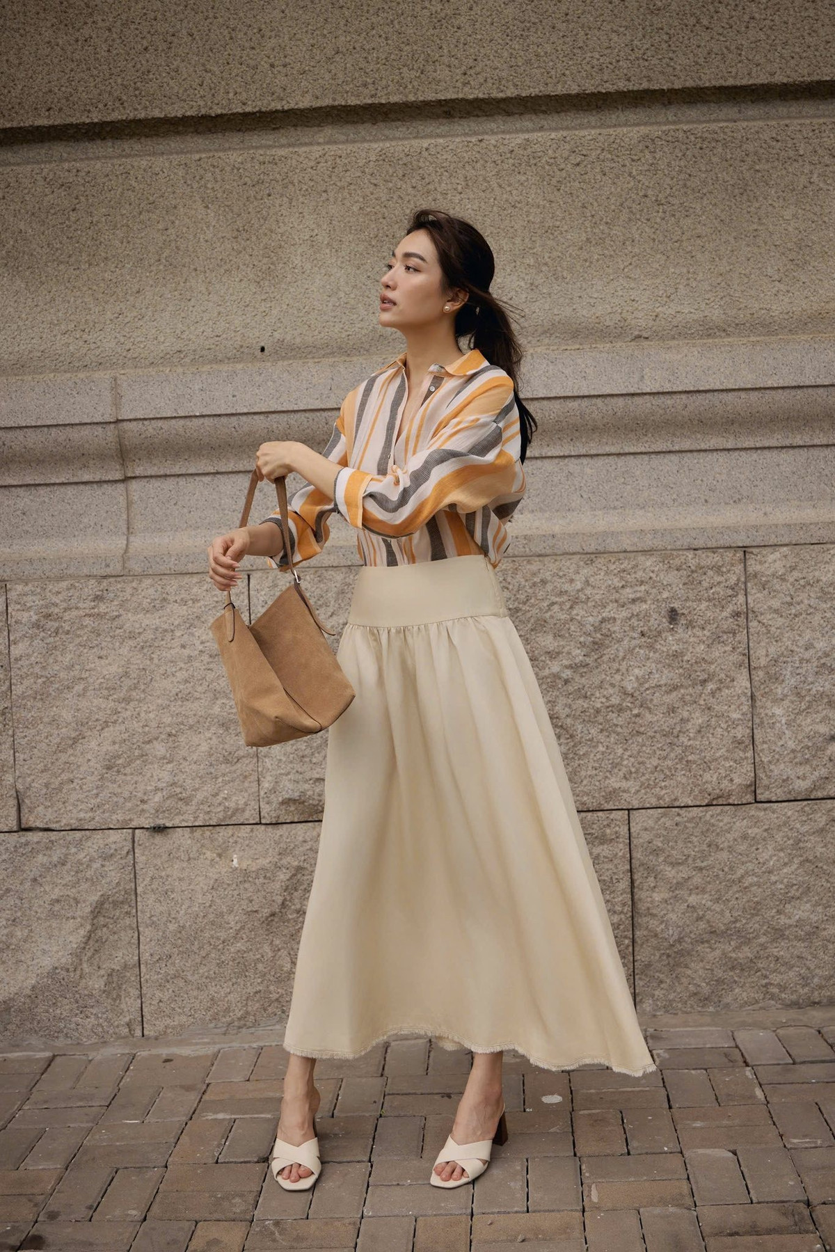 Á hậu Lệ Hằng như nàng thơ trong loạt ảnh thời trang đường phố. Ảnh: FB Lệ Hằng