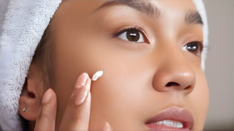 Nhiều người cho rằng da dầu không cần dưỡng ẩm, nhưng thực tế da thiếu ẩm dễ tiết dầu nhiều hơn, khiến nền nhanh xuống tông. Dưỡng ẩm đúng cách giúp da mềm mịn, hạn chế tình trạng mốc nền và bong tróc.