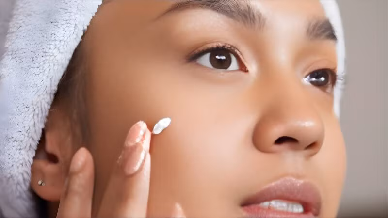 Nhiều người cho rằng da dầu không cần dưỡng ẩm, nhưng thực tế da thiếu ẩm dễ tiết dầu nhiều hơn, khiến nền nhanh xuống tông. Dưỡng ẩm đúng cách giúp da mềm mịn, hạn chế tình trạng mốc nền và bong tróc.