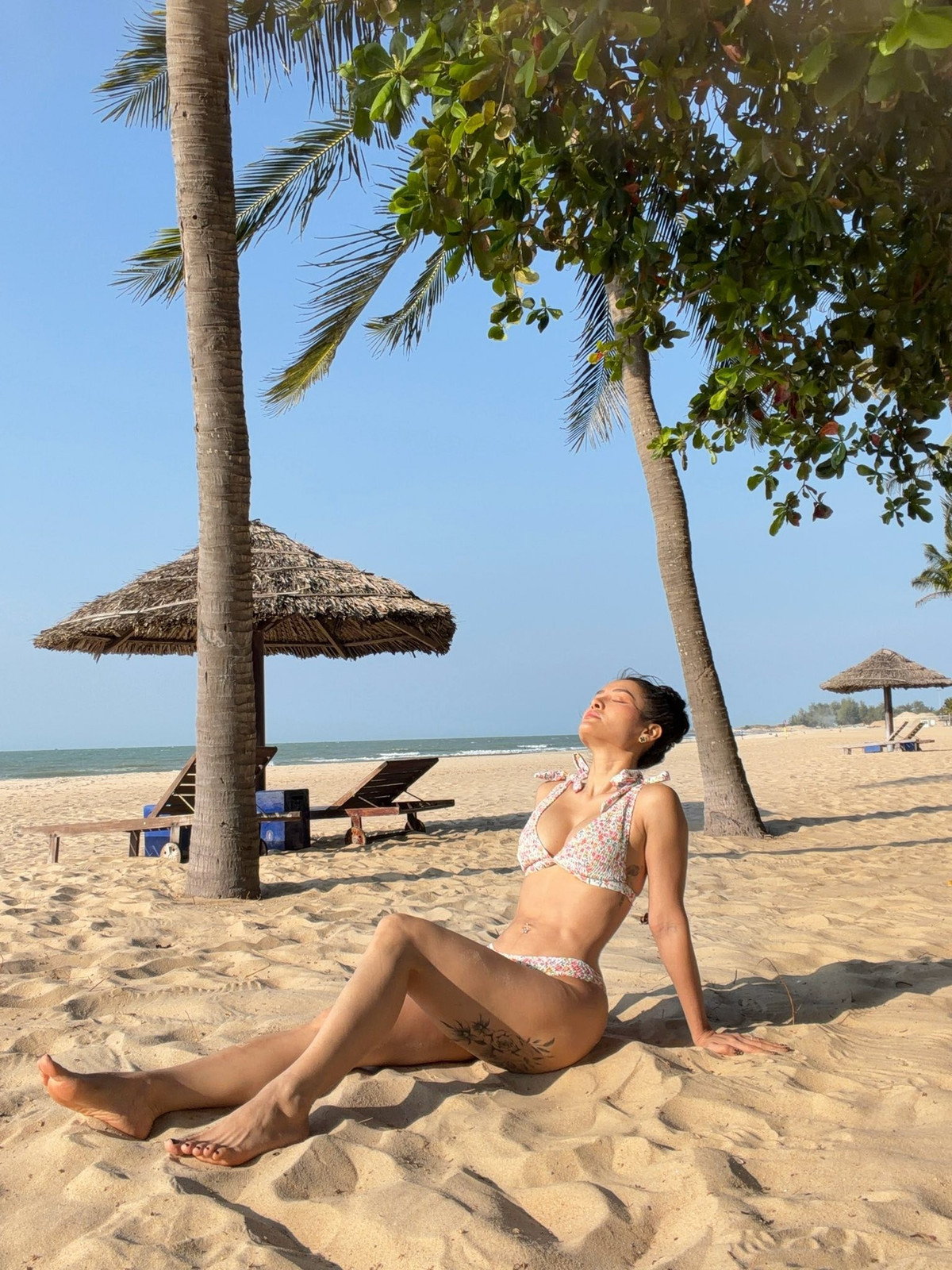 Thiết kế đơn giản nhưng vừa vặn giúp cô tôn lên đường cong cơ thể gọn gàng, khỏe khoắn.