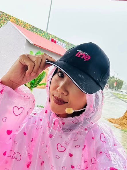 Ca sĩ Đoan Trang đội mưa đi quay hình tại Đà Lạt. Ảnh: FB Doan Trang