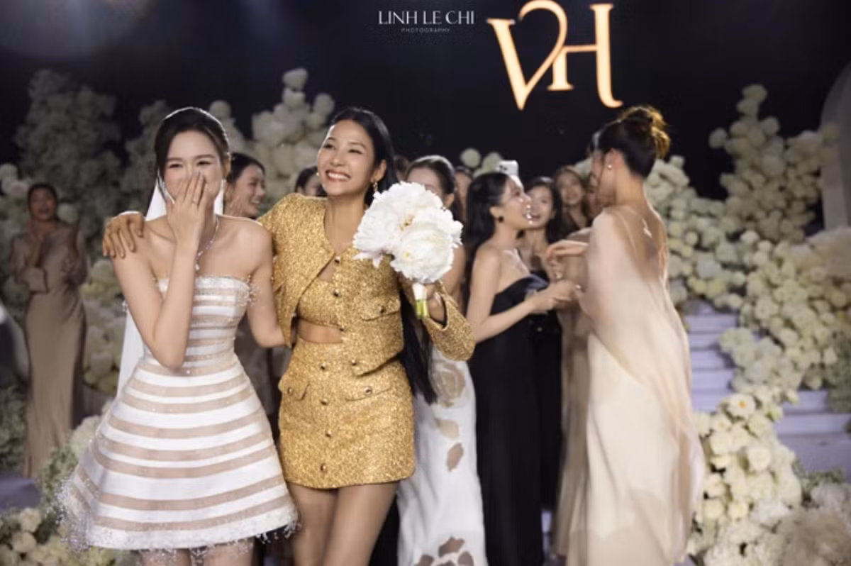 Đặc biệt, người bắt được bó hoa may mắn không ai khác chính là người mẫu Hoàng Thuỳ. Khoảnh khắc cô vui mừng đón lấy bó hoa từ tay cô dâu nhanh chóng trở thành tâm điểm chú ý. Ảnh: FB Linh Le Chi
