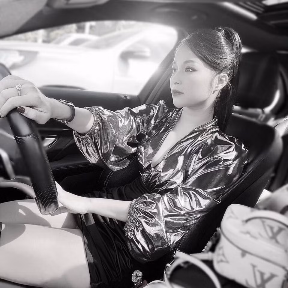 Dù không ồn ào khoe mẽ nhưng gu thẩm mỹ thanh lịch và cuộc sống sung túc của Minh Hương vẫn đủ khiến dân mạng phải xuýt xoa.