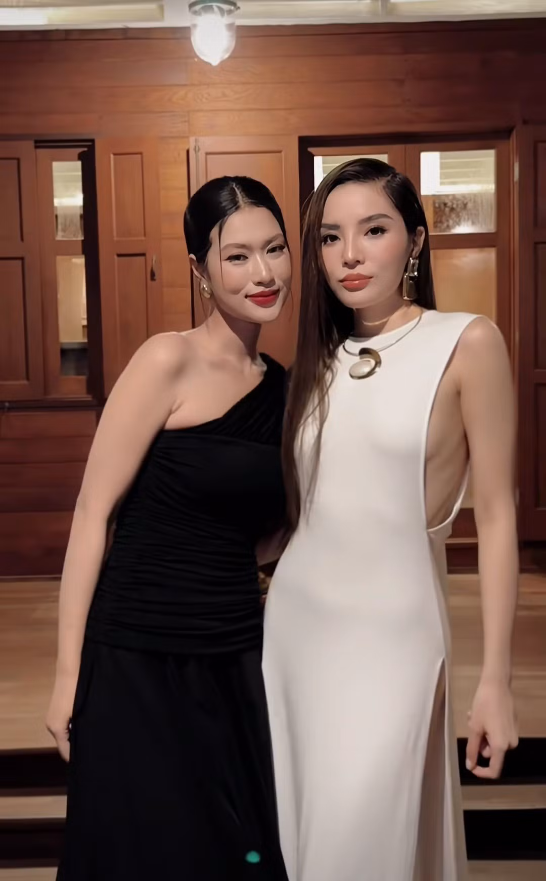 Trong loạt hình ảnh tại sự kiện, Kỳ Duyên và Thiên Ân thu hút ánh nhìn với phong cách thời trang sang trọng, thần thái cuốn hút và những khoảnh khắc thân mật, gần gũi.