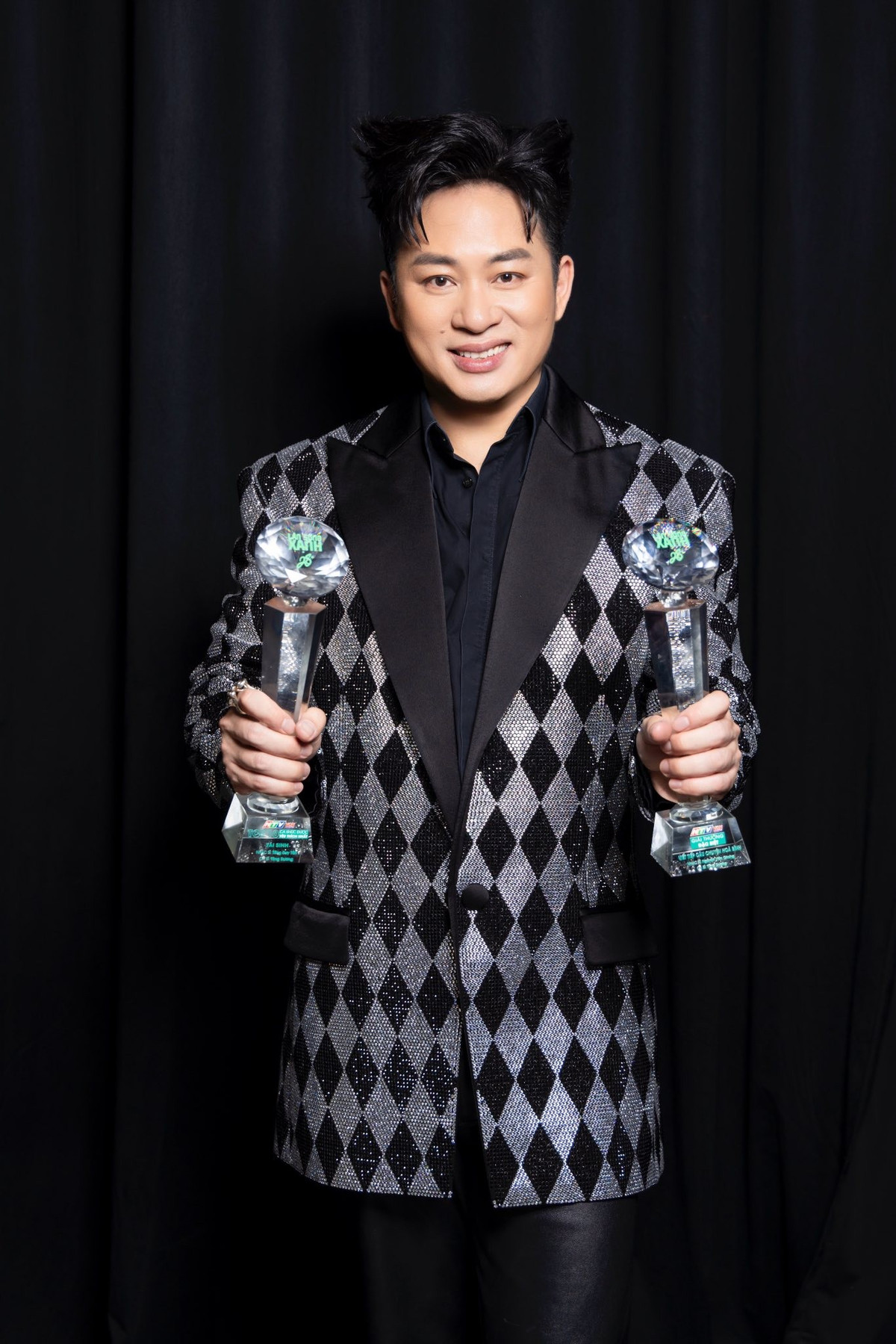 Ca sĩ Tùng Dương nhận 2 cúp tại Làn Sóng Xanh 2025 dành cho: Tái Sinh (Top 10 bài hát hay nhất) và Viết tiếp câu chuyện hoà bình (giải thưởng đặc biệt). Ảnh: FB Tung Duong