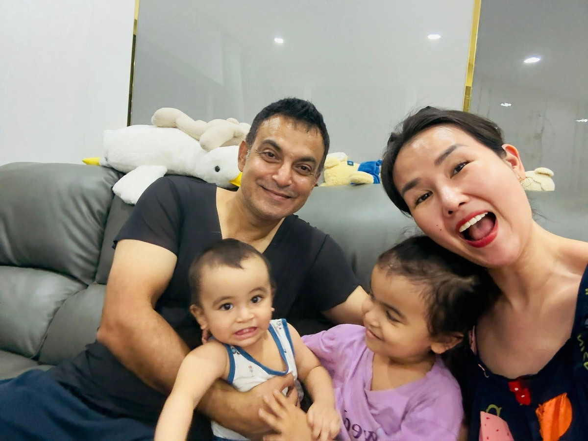 Gia đình hiện tại được nhiều người ví như “đủ nếp, đủ tẻ”, viên mãn cả tình yêu lẫn tiếng cười trẻ thơ. Đặc biệt, hai bé lai Việt – Ấn được nhận xét thừa hưởng nhiều nét giống bố, ngày càng khôi ngô, đáng yêu.