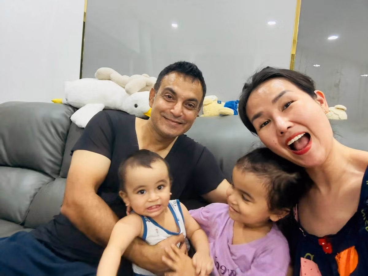 Gia đình hiện tại được nhiều người ví như “đủ nếp, đủ tẻ”, viên mãn cả tình yêu lẫn tiếng cười trẻ thơ. Đặc biệt, hai bé lai Việt – Ấn được nhận xét thừa hưởng nhiều nét giống bố, ngày càng khôi ngô, đáng yêu.