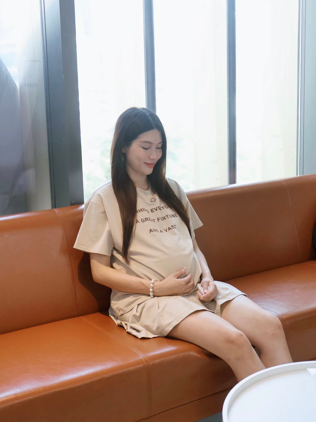 Thay vì sự mệt mỏi thường thấy ở những tháng cuối thai kỳ, người đẹp gốc Lâm Đồng lại xuất hiện với vẻ ngoài tràn đầy năng lượng.