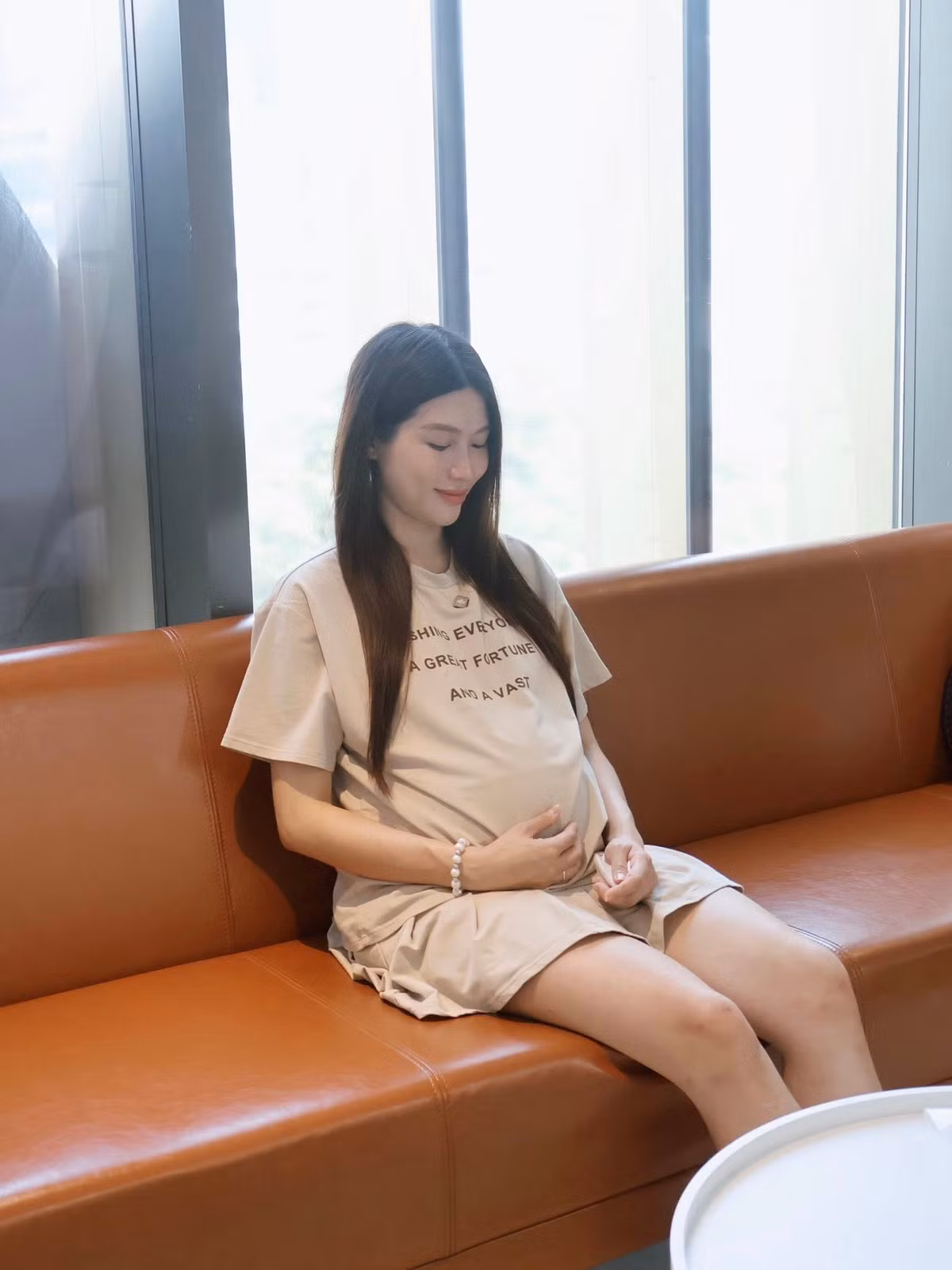 Thay vì sự mệt mỏi thường thấy ở những tháng cuối thai kỳ, người đẹp gốc Lâm Đồng lại xuất hiện với vẻ ngoài tràn đầy năng lượng.