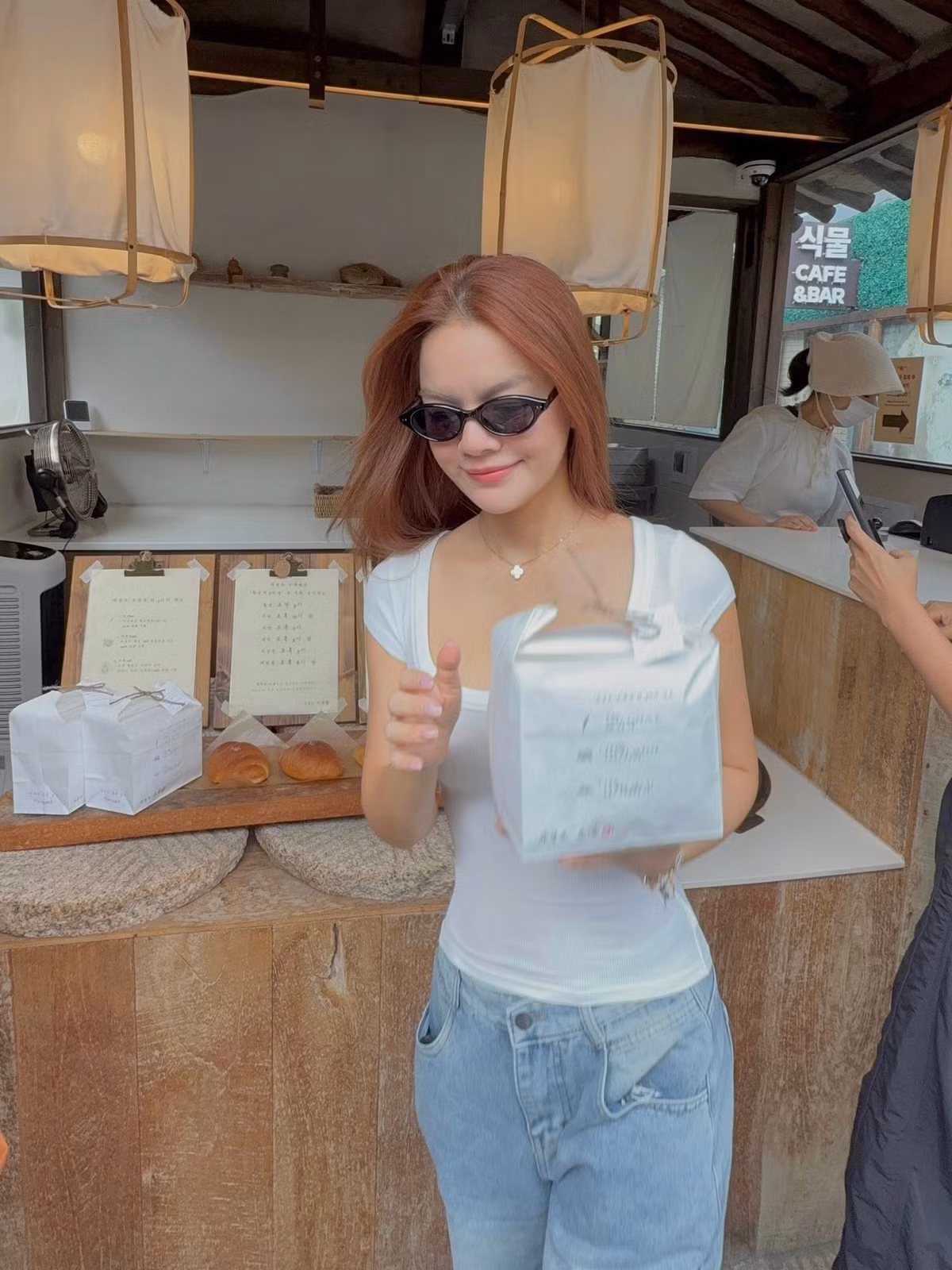 Dù đã bước sang tuổi 41 cô vẫn giữ được vẻ ngoài trẻ trung, xinh đẹp như thời còn son rỗi.