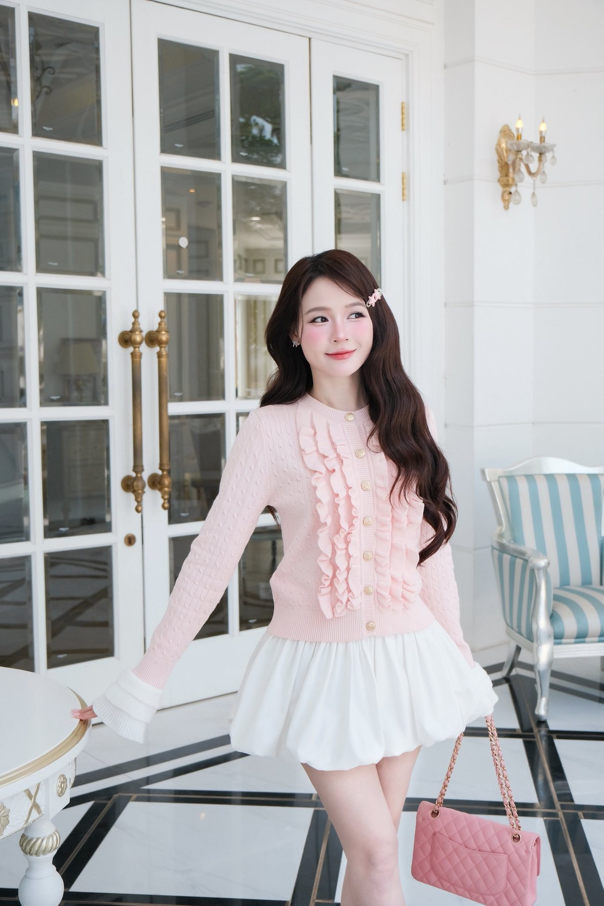 Không chỉ ghi điểm bởi gu thời trang tinh tế, mái tóc dài xoăn nhẹ thả tự nhiên càng khiến Sam trông trẻ trung, dịu dàng không khác gì một teen girl.