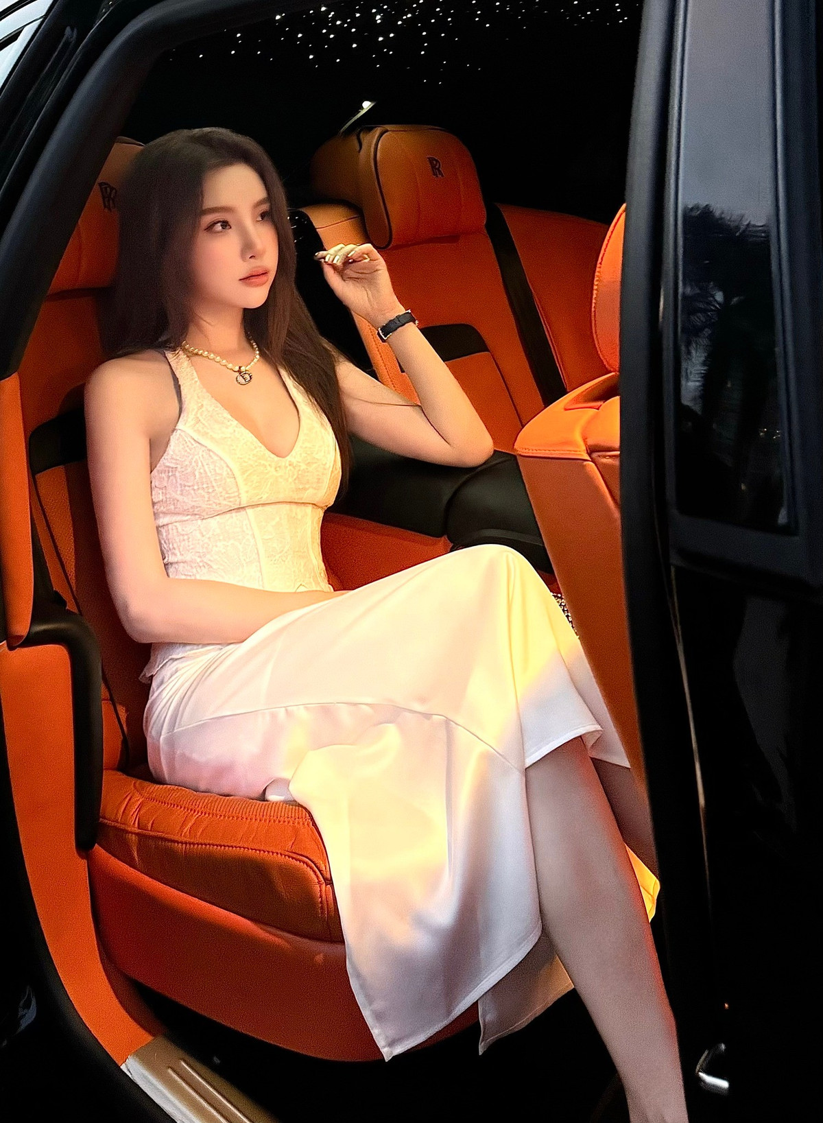 Hạnh Sino tạo dáng sang chảnh khi ngồi trong xế hộp. Ảnh: FB Hạnh Sino