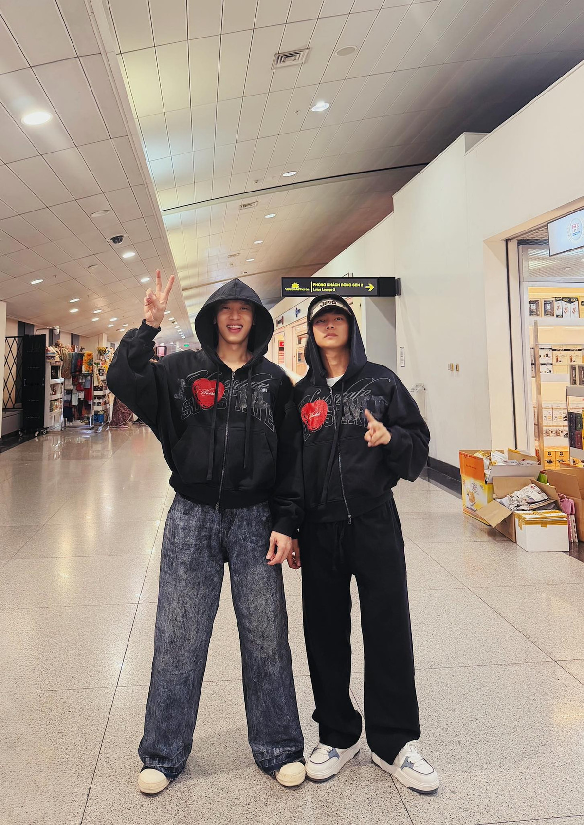 Kay Trần và Bùi Công Nam mặc áo đôi. Ảnh: FB Kay Trần