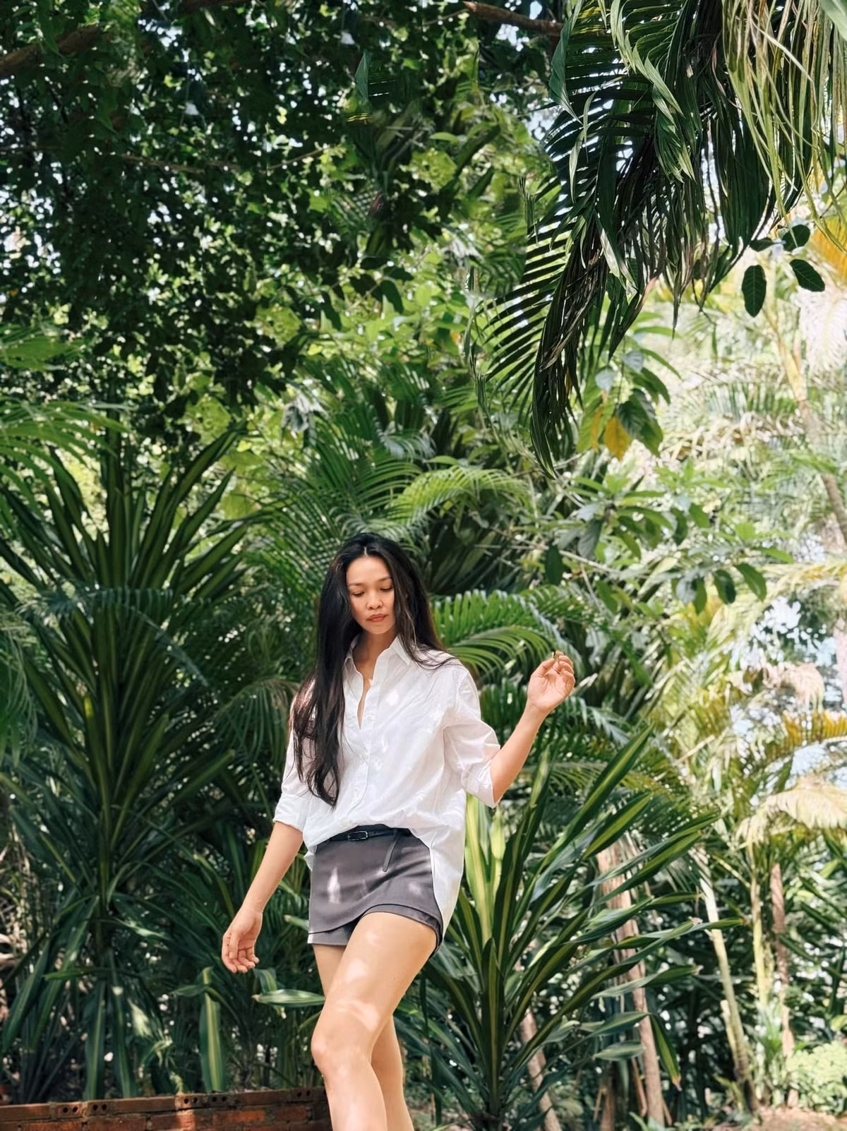 Tuy nhiên, Hiền Thục vẫn yêu thích nhất áo sơ mi trắng. Ảnh: FB Nguyễn Thị Hiền Thục