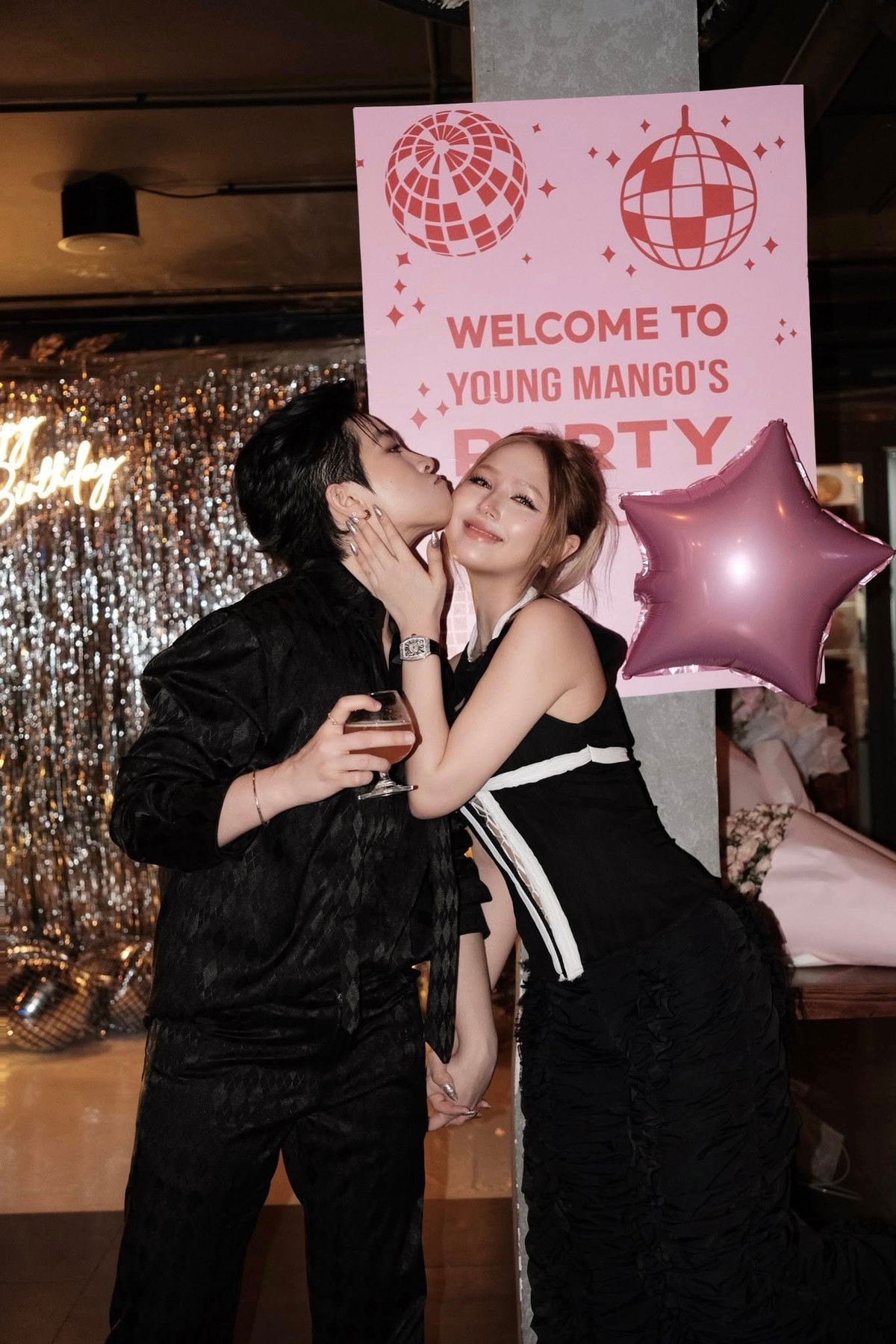 Dưới các bài đăng, nhiều cư dân mạng thậm chí thừa nhận “không nhận ra” Xoài Non trong những hình ảnh mới. Tuy nhiên, thay vì tranh cãi, phần đông lại bày tỏ sự thích thú trước sự thay đổi tích cực này.