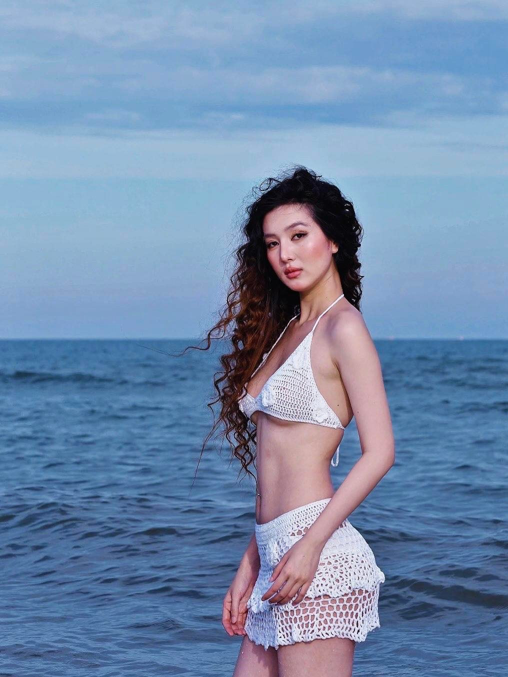 Bà xã Hồ Quang Hiếu - Tuệ Như mới đây gây chú ý khi chia sẻ hình ảnh diện bikini trên mạng xã hội. Người đẹp khoe trọn đường cong nóng bỏng, vòng eo thon gọn không chút mỡ thừa khiến công chúng khó tin rằng cô đã trải qua một lần sinh nở.