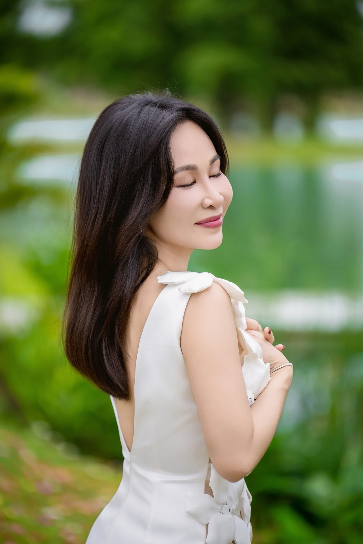 Nếu trước đây cô thường xuất hiện với phong cách giản dị, trung thành với mái tóc ngắn cá tính, thì khoảng từ tuổi 36, nữ ca sĩ bắt đầu “lột xác”.