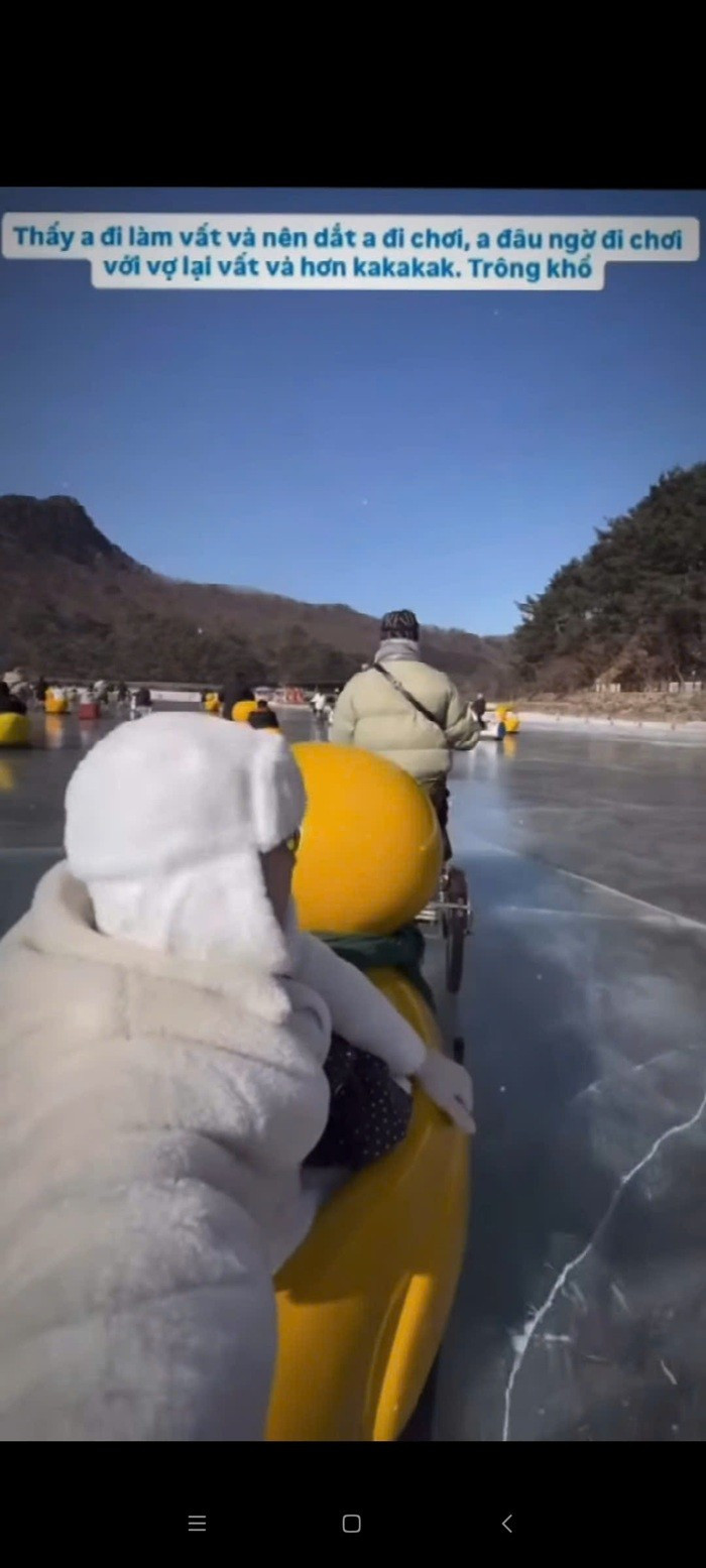 Điểm nhấn thú vị nhất trong loạt khoảnh khắc này chính là màn “hộ tống” vợ của Anh Tú. Thay vì sử dụng các phương tiện di chuyển thông thường, nam diễn viên đã đạp xe kéo theo một chiếc xe hình vịt vàng rực rỡ để chở Diệu Nhi.