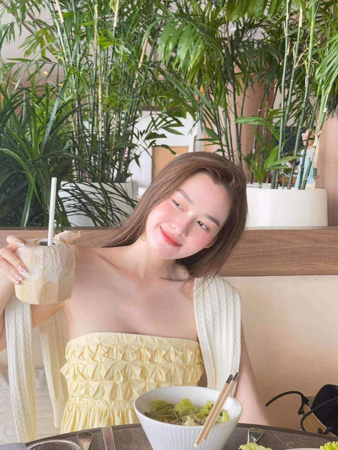 Không cần trang điểm cầu kỳ, Tường San vẫn nổi bật nhờ vẻ đẹp tự nhiên cùng khí chất nền nã, đúng chuẩn quý cô hiện đại. Ảnh: FB Nguyễn Tường San