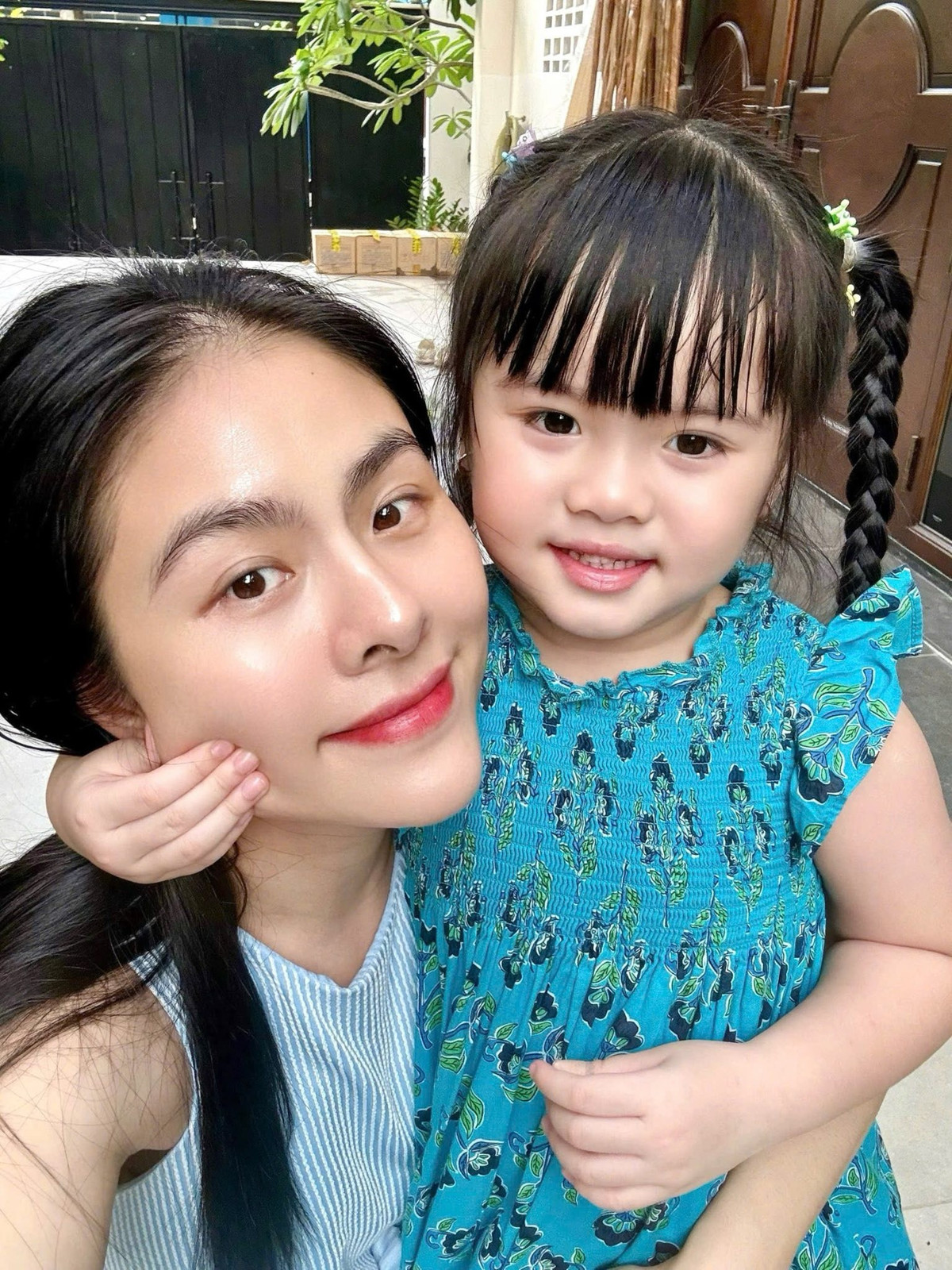 Ngay sau khi chia sẻ, loạt ảnh nhanh chóng nhận được nhiều lời khen ngợi từ khán giả, đặc biệt là các bà mẹ bỉm sữa.