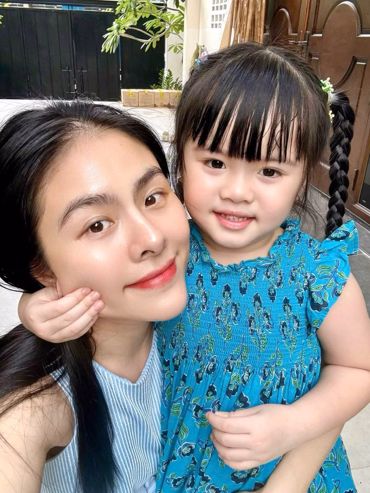 Ngay sau khi chia sẻ, loạt ảnh nhanh chóng nhận được nhiều lời khen ngợi từ khán giả, đặc biệt là các bà mẹ bỉm sữa.