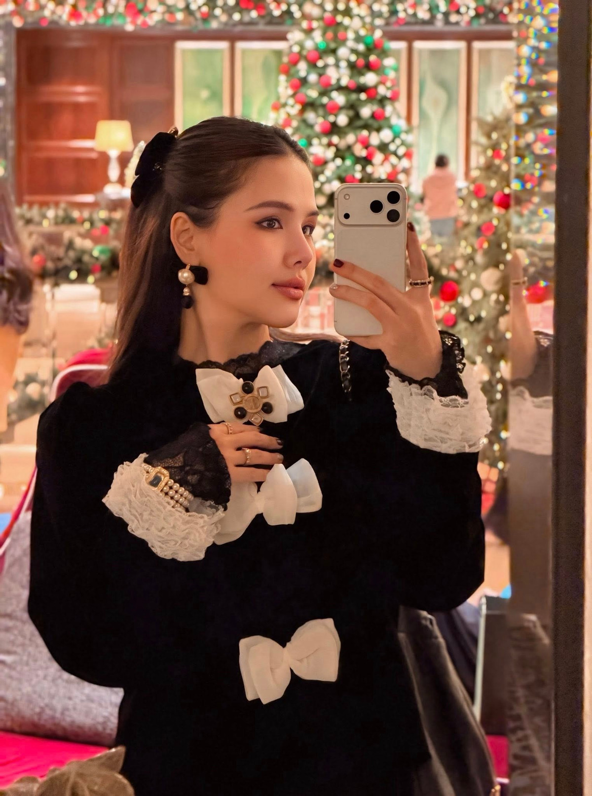 Đặc biệt, nhan sắc ngày càng thăng hạng cùng "kho" đồ hiệu đáng mơ ước của nữ diễn viên khi ai cũng trầm trồ.