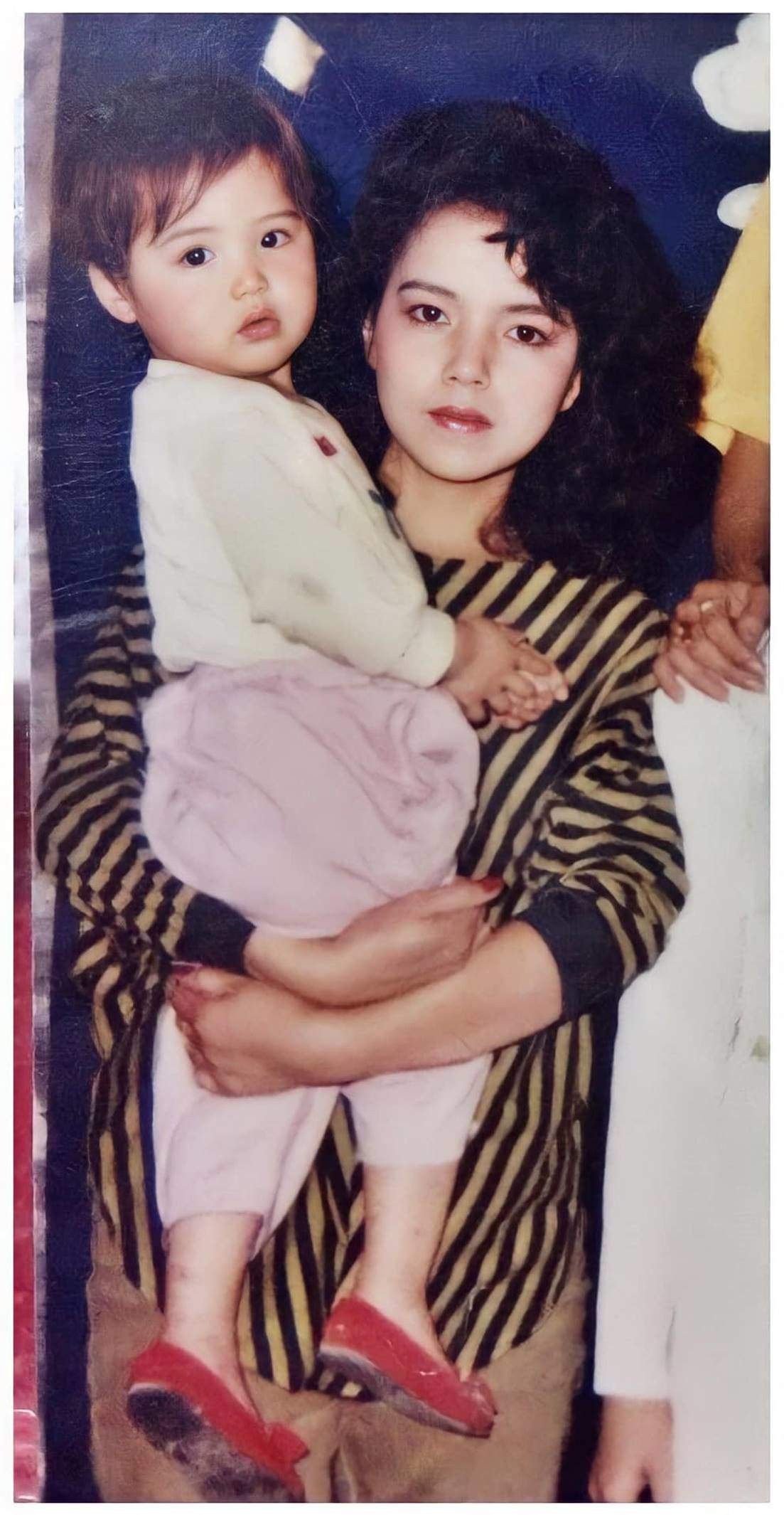 Dù khi còn nhỏ trông có phần mập mạp, dễ thương, nhưng những đường nét thanh tú trên gương mặt Phanh Lee đã sớm lộ rõ. Đặc biệt, đôi môi đặc trưng dường như không hề thay đổi theo thời gian, trở thành dấu ấn nhận diện của nữ diễn viên ở hiện tại.