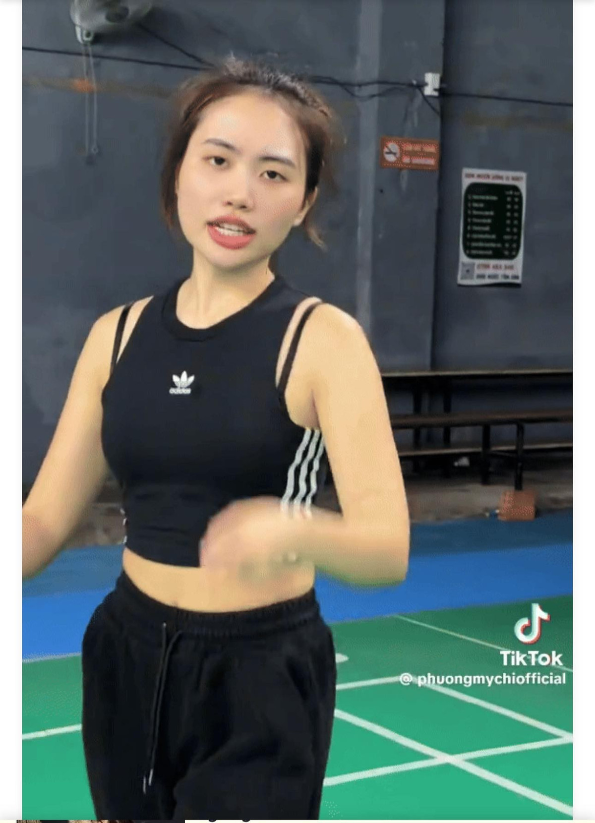 Không trang điểm cầu kỳ, giọng ca trẻ vẫn tự tin chụp cận mặt, khoe làn da căng bóng, mịn màng và vô cùng khỏe khoắn.