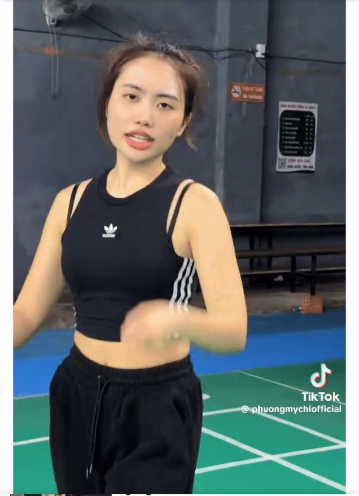 Không trang điểm cầu kỳ, giọng ca trẻ vẫn tự tin chụp cận mặt, khoe làn da căng bóng, mịn màng và vô cùng khỏe khoắn.