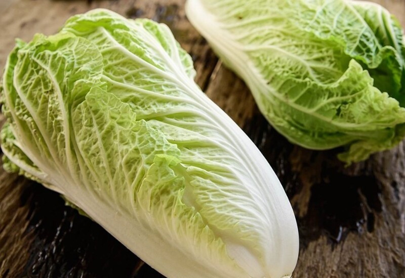 Cải thảo giàu vitamin C, folate, kali và chất xơ. Hàm lượng nước cao giúp thanh nhiệt, hỗ trợ tiêu hóa và kiểm soát cân nặng hiệu quả.