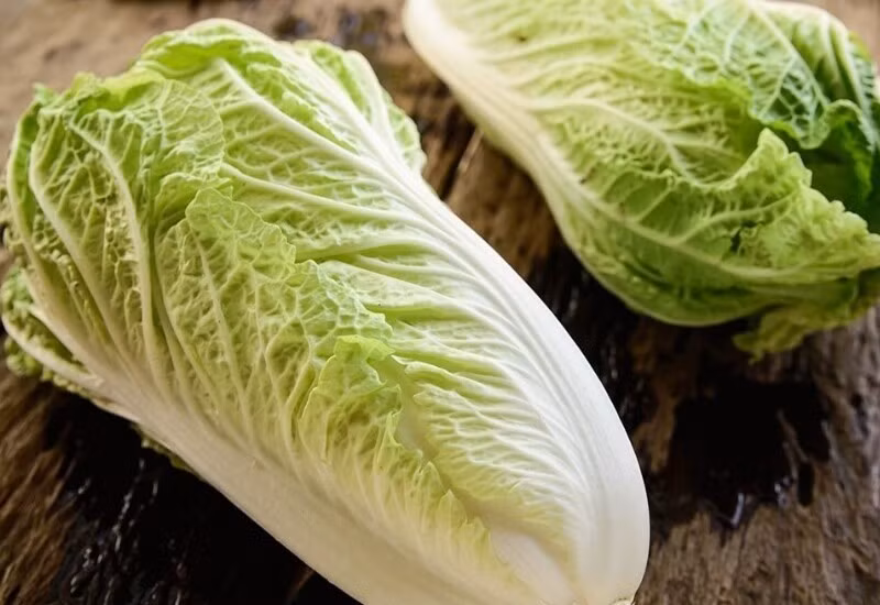 Cải thảo giàu vitamin C, folate, kali và chất xơ. Hàm lượng nước cao giúp thanh nhiệt, hỗ trợ tiêu hóa và kiểm soát cân nặng hiệu quả.