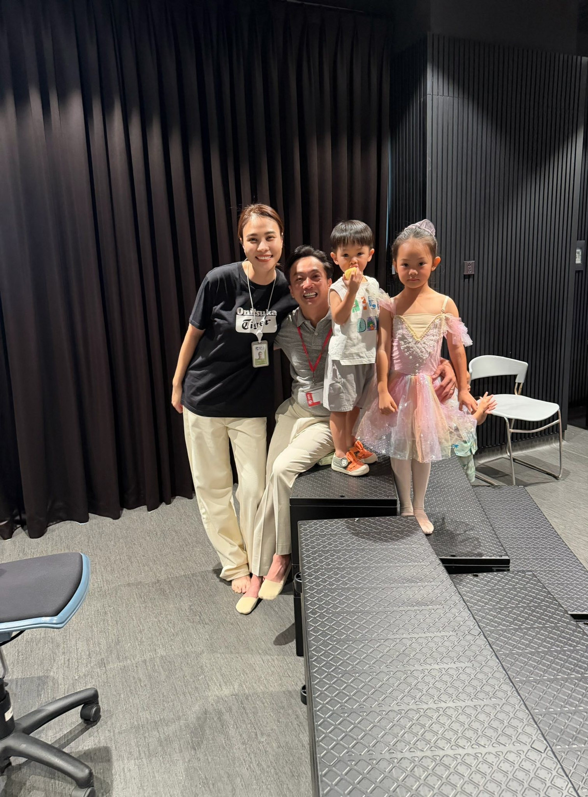 Vợ chồng Đàm Thu Trang đưa con trai Sutin tới cổ vũ chị Suchin. Ảnh: FB Nguyen Quoc Cuong