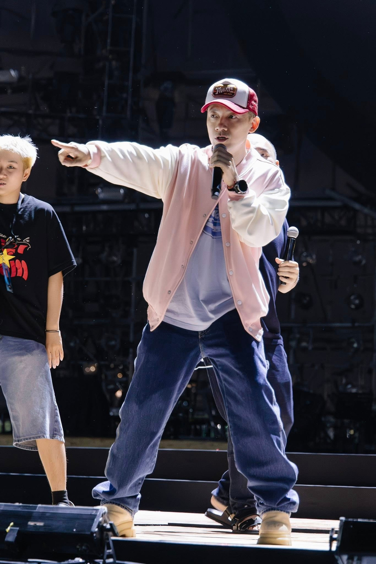 Rapper Đinh Tiến Đạt tập luyện cùng ban nhạc. Ảnh: FB Rapper Đinh Tiến Đạt