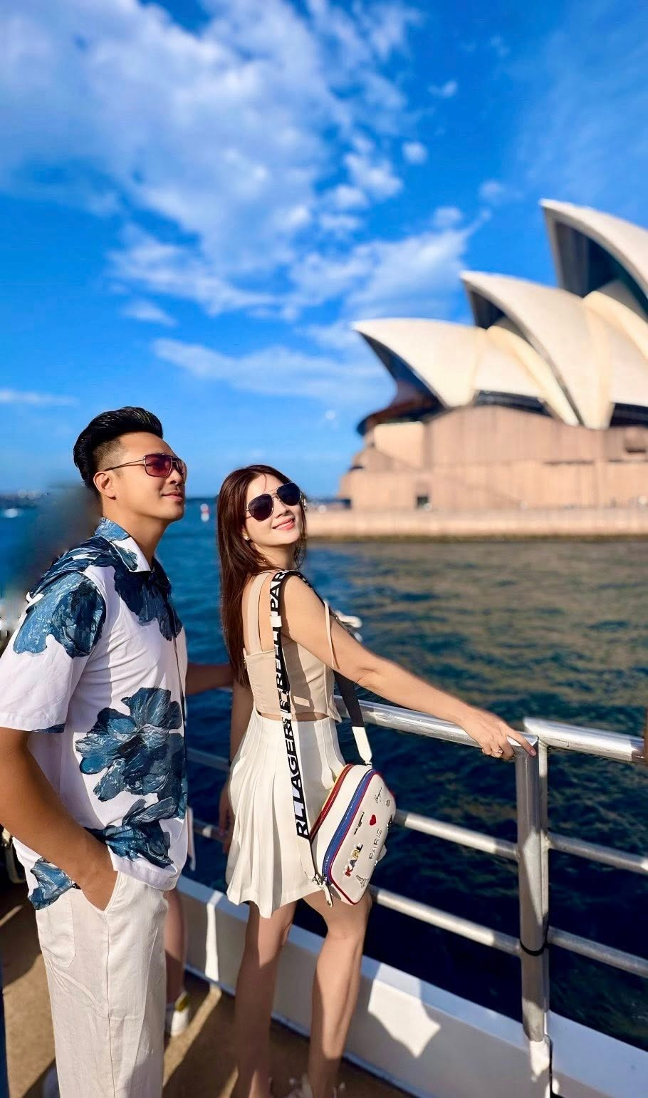 Vợ chồng diễn viên Kha Ly - Thanh Duy ghi lại những khoảnh khắc tình tứ bên cầu cảng Sydney khi đi du lịch Australia. Ảnh: FB Lại Thị Kha Ly
