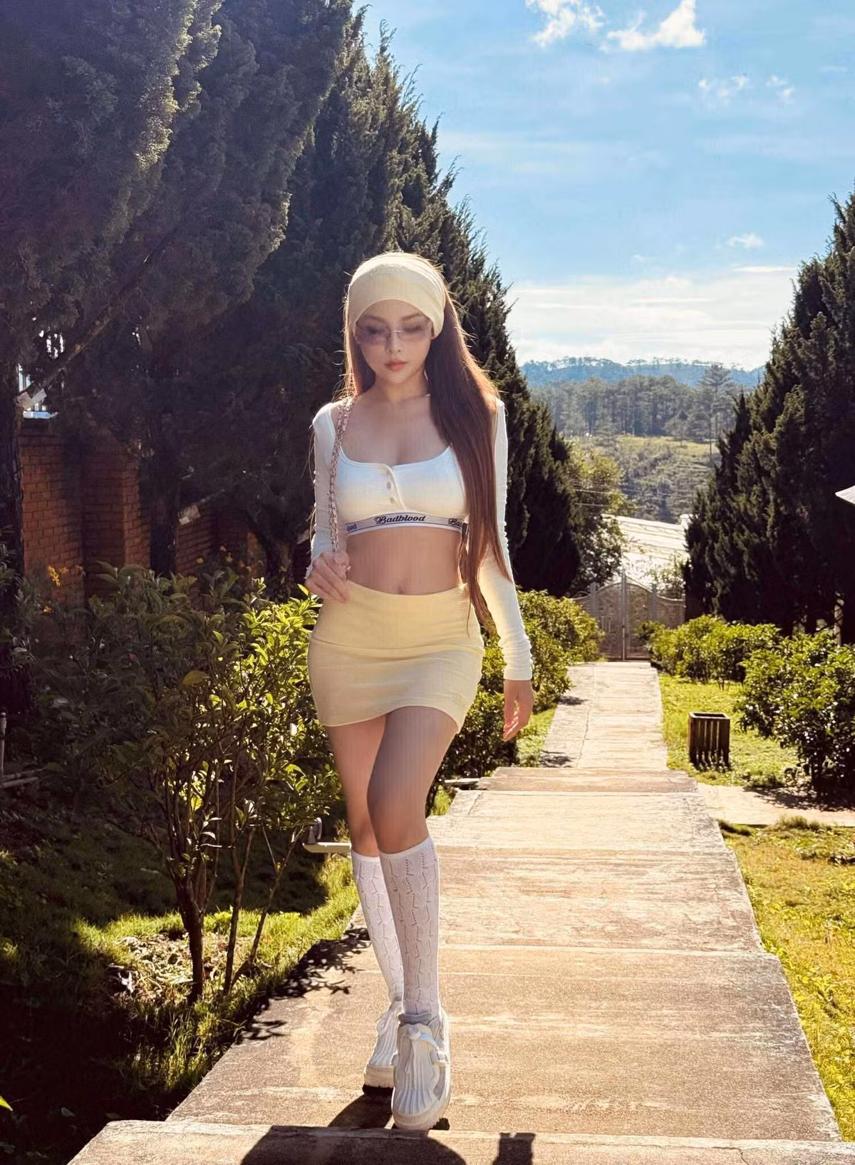 Đáng chú ý, người đẹp từng nhiều lần bị dân tình soi “vòng 1 xập xệ” khi diện đồ táo bạo.