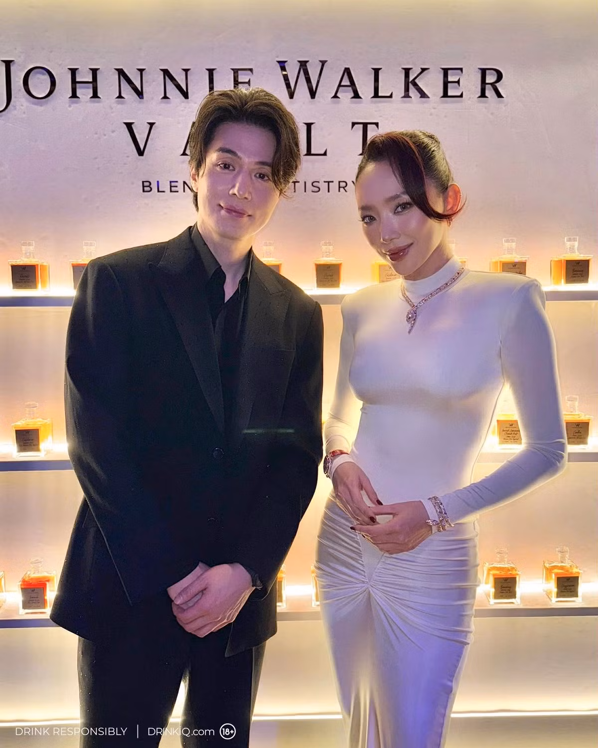 Đáng chú ý, tại sự kiện, Tóc Tiên có dịp gặp gỡ và chụp hình cùng tài tử Hàn Quốc Lee Dong Wook. Bức ảnh chung của cả hai nhanh chóng được chia sẻ rộng rãi trên mạng xã hội, nhận “cơn mưa” lời khen vì visual đỉnh cao của cặp đôi.