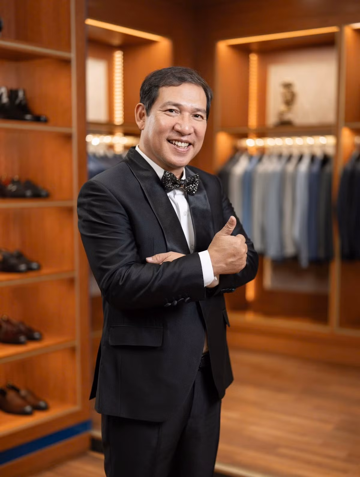 Nghệ sĩ Quang Thắng mặc vest khoe dáng. Ảnh: FB Đặng Quang Thắng