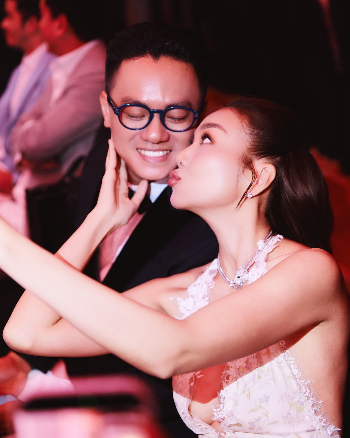 Tin tức sao Việt 20/12: Người mẫu Thanh Hằng cùng chồng trao nhau nhiều cử chỉ tình tứ ngọt ngào ở sự kiện. Ảnh: FB Thanh Hằng