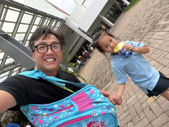 Đàm Thu Trang đăng ảnh chồng bên các con và cảm ơn anh đã chăm sóc gia đình để cô có ba ngày ra Hà Nội "đu" idol. Ảnh: FB Đàm Thu Trang