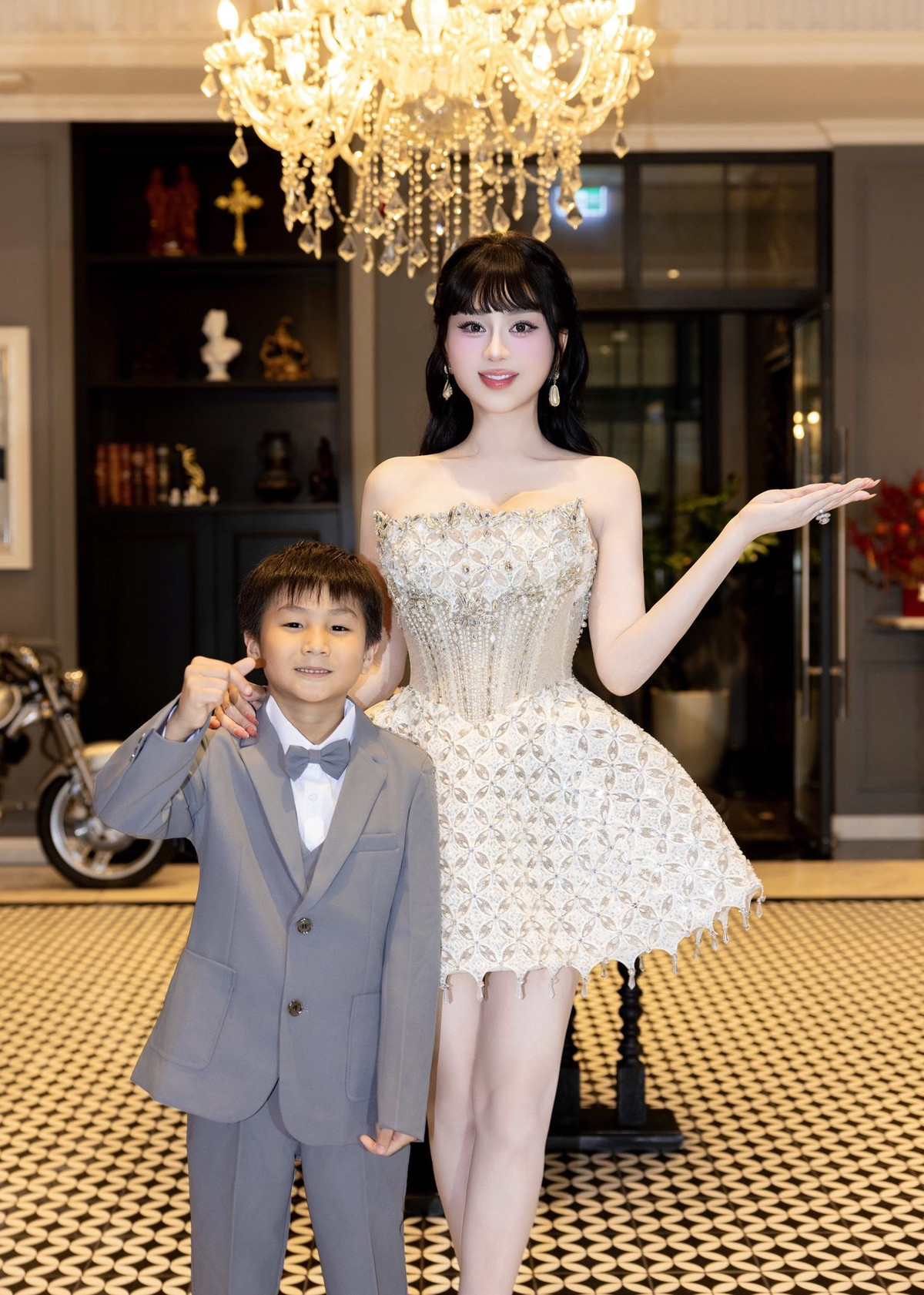 Tin tức sao Việt 13/10: Lâm Khánh Chi khoe diện mạo như búp bê bên con trai - cu Bi. Ảnh: FB Lâm Khánh Chi