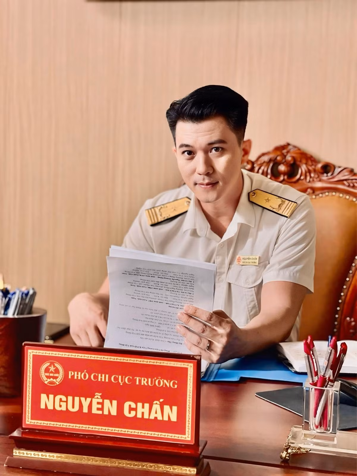 Nhiều khán giả nhận xét: “Hà Việt Dũng chuẩn hình tượng tổng tài trong tưởng tượng” và cho rằng vẻ ngoài của anh hoàn toàn phù hợp với hình mẫu người đàn ông thành đạt, chững chạc trên màn ảnh.